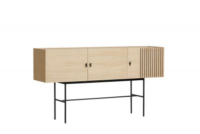 Array Sideboard von Woud: Modernes Sideboard aus Eichenholz mit schwarzem Metallgestell.
